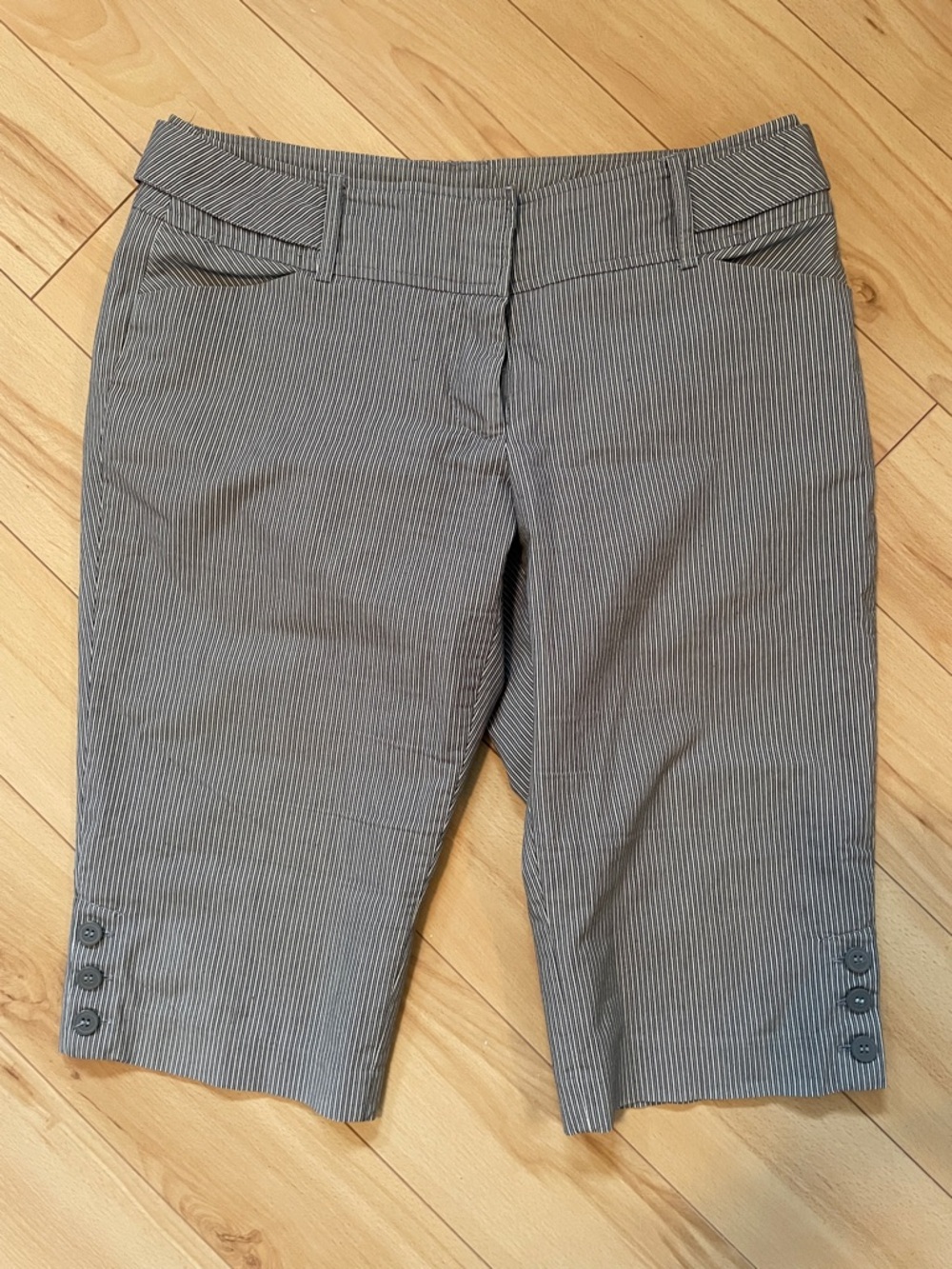 Suzy Shier Women’s Sz 9/10 Black and White Pinstripe Capri Pants